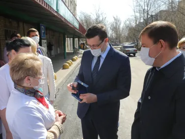 Андрей Турчак и Глеб Никитин передали поликлинике №1 Нижнего Новгорода мобильный медкомплекс