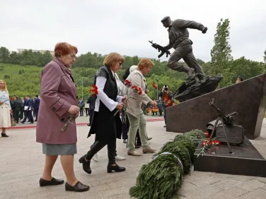 Глеб Никитин принял участие в открытии памятника «Слава героям Росгвардии»